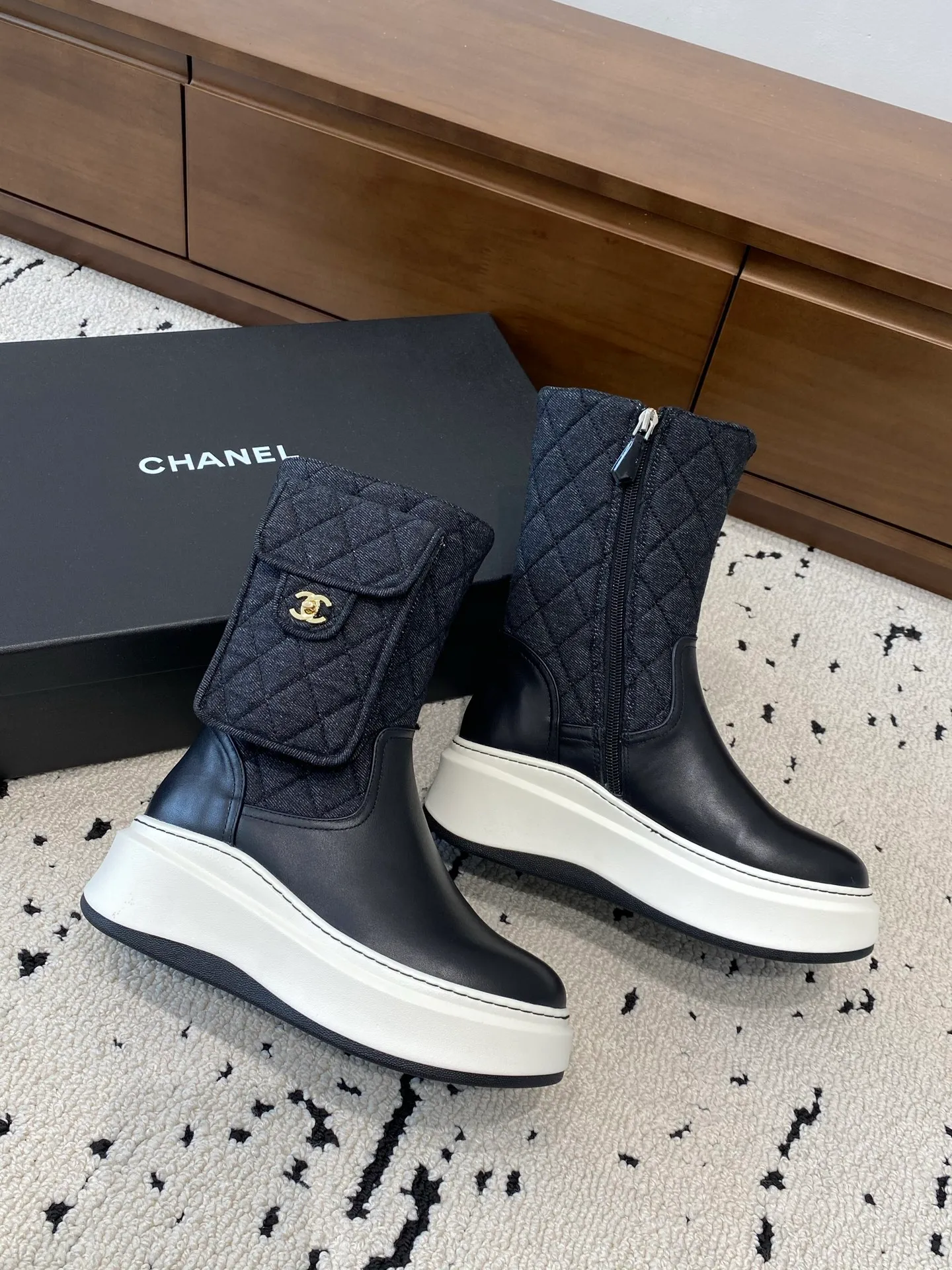 👟👟Ex-factory price 840👟👟 CHANEL 2025s autumn and winter series thick-soled high short boots, high and short are made of imported cowhide respectively, with an additional height of 5cm to show leg length. The boots follow Chanel's classic rhombus pattern, plus a small bag that can be opened to carry small things. Xiao Meimei especially likes it. This is a hot style created by Chanel this autumn and winter. With the traditional inner zipper, it is easy to put on the feet and super comfortable. It is a must-have for this autumn and winter. Upper material: imported cowhide with rhombus microfiber, washed denim ❤︎ Consistently authentic ❤︎ Outsole: original Italian TPU foam outsole Number of yards: 35-40 (40 is custom-made, non-refundable and non-exchangeable) Buy now👉 Buy now👉
